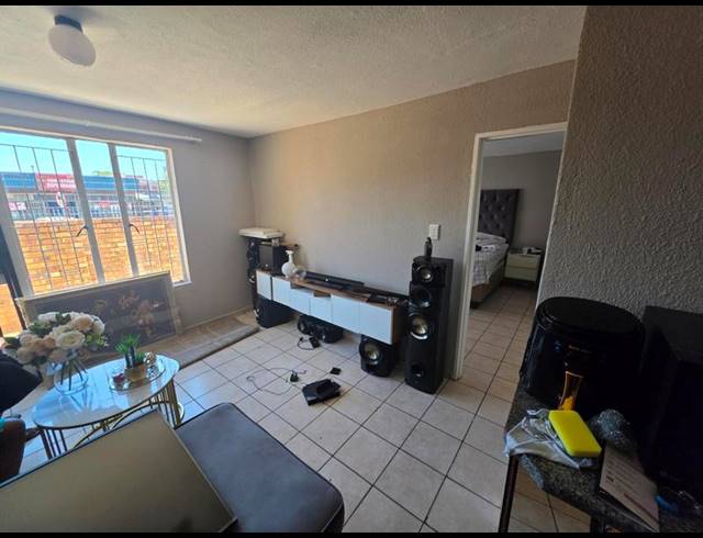 2 BEDROOM APARTMENT FOR SALE IN KEMPTON PARK CENTRAL